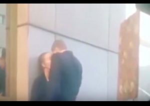 YouTube: Se daban beso acalorado sin darse cuenta que …