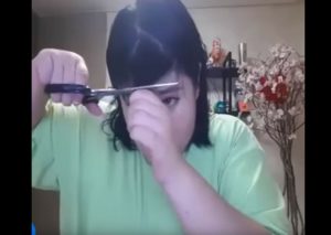 YouTube: Mira cómo luce tras cortarse ella misma el cabello