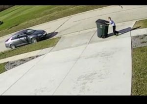 YouTube:  Cargaba el  bote de basura y esto le pasó