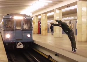 YouTube: Hizo un salto extremo frente a un tren y este fue el resultado
