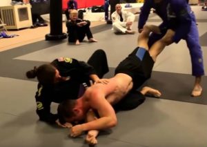 Luchadora de Jiu Jitsu humilla a fisicoculturista – VIDEO