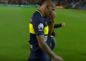 Tevez lloró en lo que sería su último partido con Boca – VIDEO