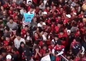 Hinchas de Cristal salieron linchados por celebrar en Arequipa – VIDEO