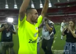 Sobreviviente del Chapecoense vuelve a pisar una cancha de fútbol VIDEO