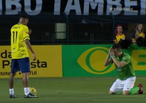 Futbolista le pide de rodillas a Neymar que no lo humille – VIDEO