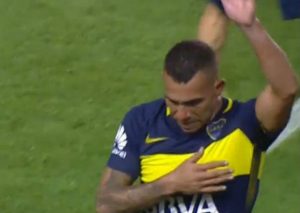 Niños lloran desconsoladamente tras partida de Carlitos Tevez del Boca Juniors