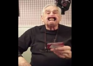 Facebook: Se quedó sin dientes por jugar con sus nietos – VIDEO