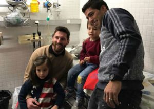 Estrellas del Barcelona visitaron a niños alojados en hospitales