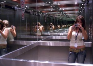 ¡A que no lo sabías! ¿Por qué los ascensores tienen espejos?