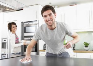 ¡A ser más felices! Hombres que hacen las labores del hogar son más felices