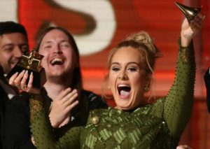 Adele rompió su Grammy para darle la mitad a Beyoncé