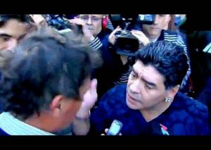 Maradona amenaza a un periodista en España – VIDEO