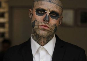 Hombre con más tatuajes en el mundo toma radical decisión – VIDEO