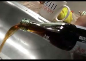 Facebook: Compró Coca Cola y halló una rata dentro de ella – VIDEO