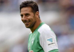 Dejaron en ridículo a Claudio Pizarro en entrenamiento del Werder Bremen