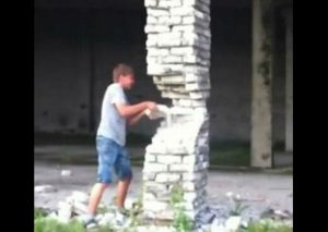 Viral: ‘Tumbó’ edificio con solo golpear con un ladrillo  – VIDEO