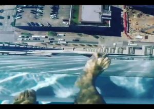 YouTube: Mira esta piscina con fondo de cristal  en un edificio ¡OMG!