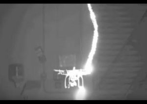 YouTube:  ¿Un dron resistirá una tormenta eléctrica?