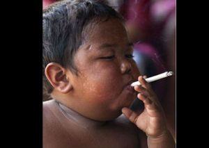 Viral: El caso del ‘niño fumador’ sorprende a todos ¡Mira el radical cambio!