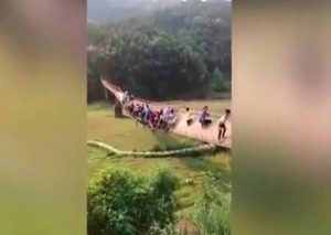 YouTube: Puente colgante se desprende y turistas entraron en shock