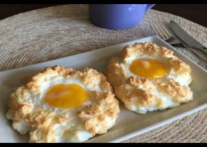 ¿Quieres hacer ‘huevos nube’? Te enseñamos a preparar el desayuno más popular