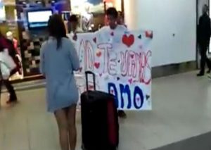 Facebook: Quería detener el viaje de su pareja y ella reaccionó así – VIDEO