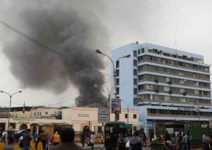 Centro de Lima: Incendio en Mesa Redonda se registra con explosiones – VIDEO