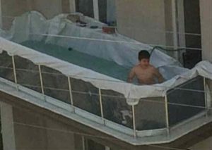 ¡Insólito! No aguantan el calor e improvisan piscina en balcón