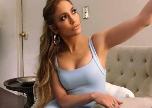 Jennifer Lopez quiso lucir sexy y photoshop la deja mal parada