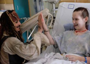 Johnny Depp se puso el traje de Jack Sparrow y sorprendió a niños en hospital