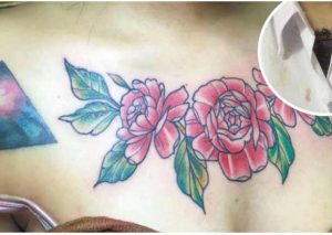 ¡Se hizo un tatuaje de flores en el pecho y quedó así! (FOTOS)