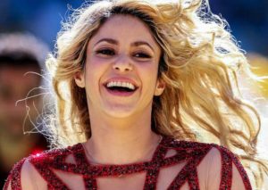 Shakira mueve las caderas bajo el agua en diminuto bikini – VIDEO