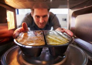5 alimentos que no se debe calentar NUNCA en microondas