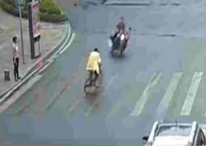 Absurdo accidente: La imprudencia de dos personas (VIDEO)