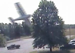 Avioneta cae a un parque en Estados Unidos (VIDEO)