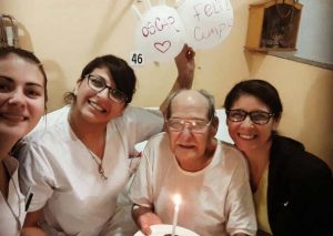 Abuelito se ‘enfermó’ para no pasar solo su cumpleaños