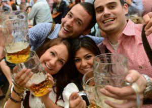 ¿Sabías que el consumo de alcohol te ayuda a hablar mejor en otros idiomas?