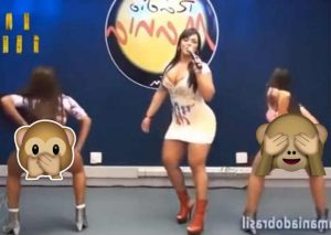 YouTube: Cantante fue opacada por bellas bailarinas – VIDEO