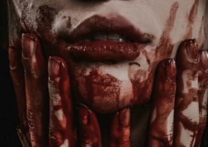Mujer suda sangre por las manos y cara sin tener lesiones en la piel