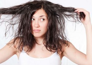 4 hábitos que ensucian tu cabello y no lo sabías