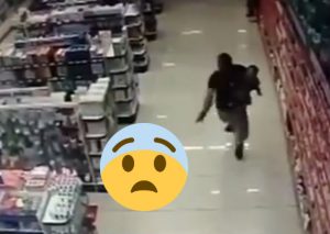 ¡Viral! Policia dispara a ladrones con bebé en brazos (VIDEO)