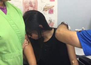 Colombiana con pánico a las inyecciones se vuelve viral (VIDEO)