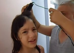 Viral: Niña se rapa la cabeza, conoce el motivo (VIDEO)