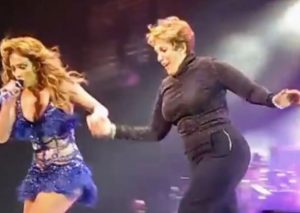 Jennifer López: Madre de la cantante se vuelve la protagonista del concierto (VIDEO)