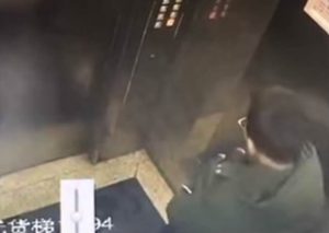Youtube viral: Niño orina en ascensor y este lo castiga de la peor manera (VIDEO)
