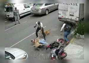 Facebook viral: Hombre se enfrentó a pitbull para salvar a su perrito (VIDEO)