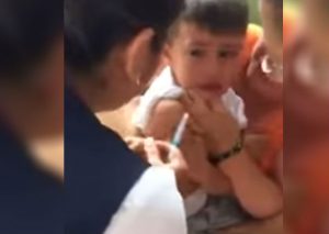 Youtube Viral: Niño es vacunado por primera vez y reacciona así (VIDEO)