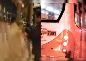 ¡Indignante! Hombre prendió fuego a mujer mientras viajaba en un bus (VIDEO)