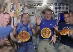 Viral: Astronautas se divierten haciendo pizza en el espacio (VIDEO)
