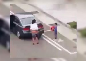 Facebook Viral: Mujer abandona a su hijo en la calle y el mundo se indigna (VIDEO)